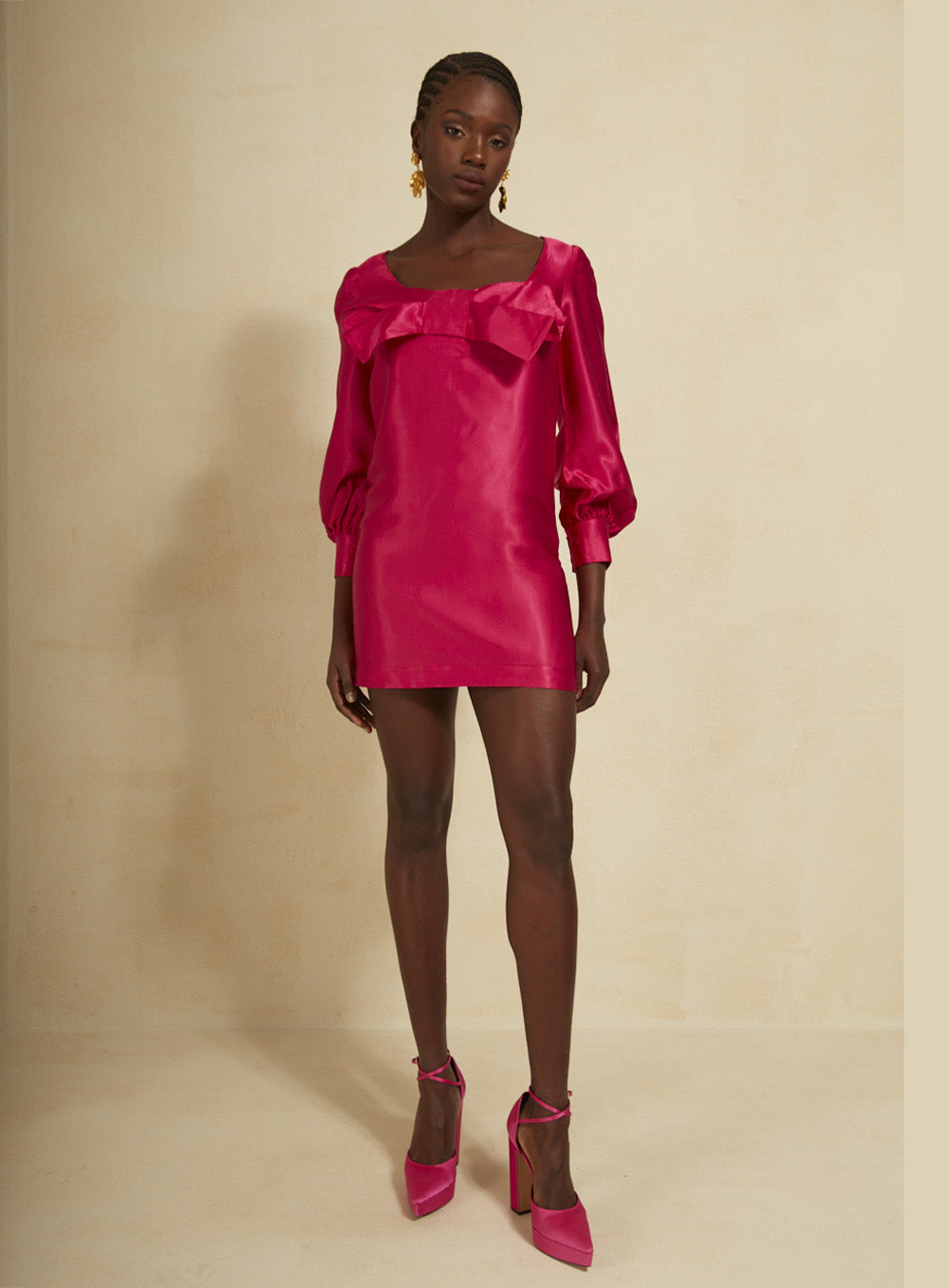 Robe à nœud et manches bouffantes